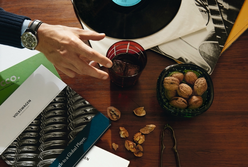 ręka sięgająca po orzechy włoskie